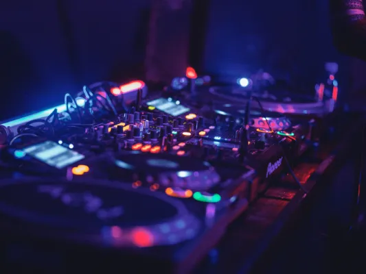 DJ pult sa šarenim svetlima
