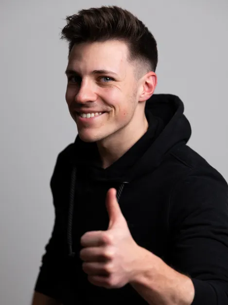 Maciej z kciukiem w górę